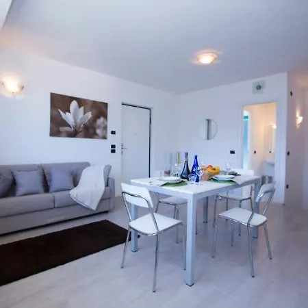 Sleeps 4 Pool Apartment *